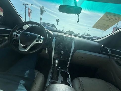 Used 2015 Ford Explorer XLT w/ Equipment Group 202B FWD image 6