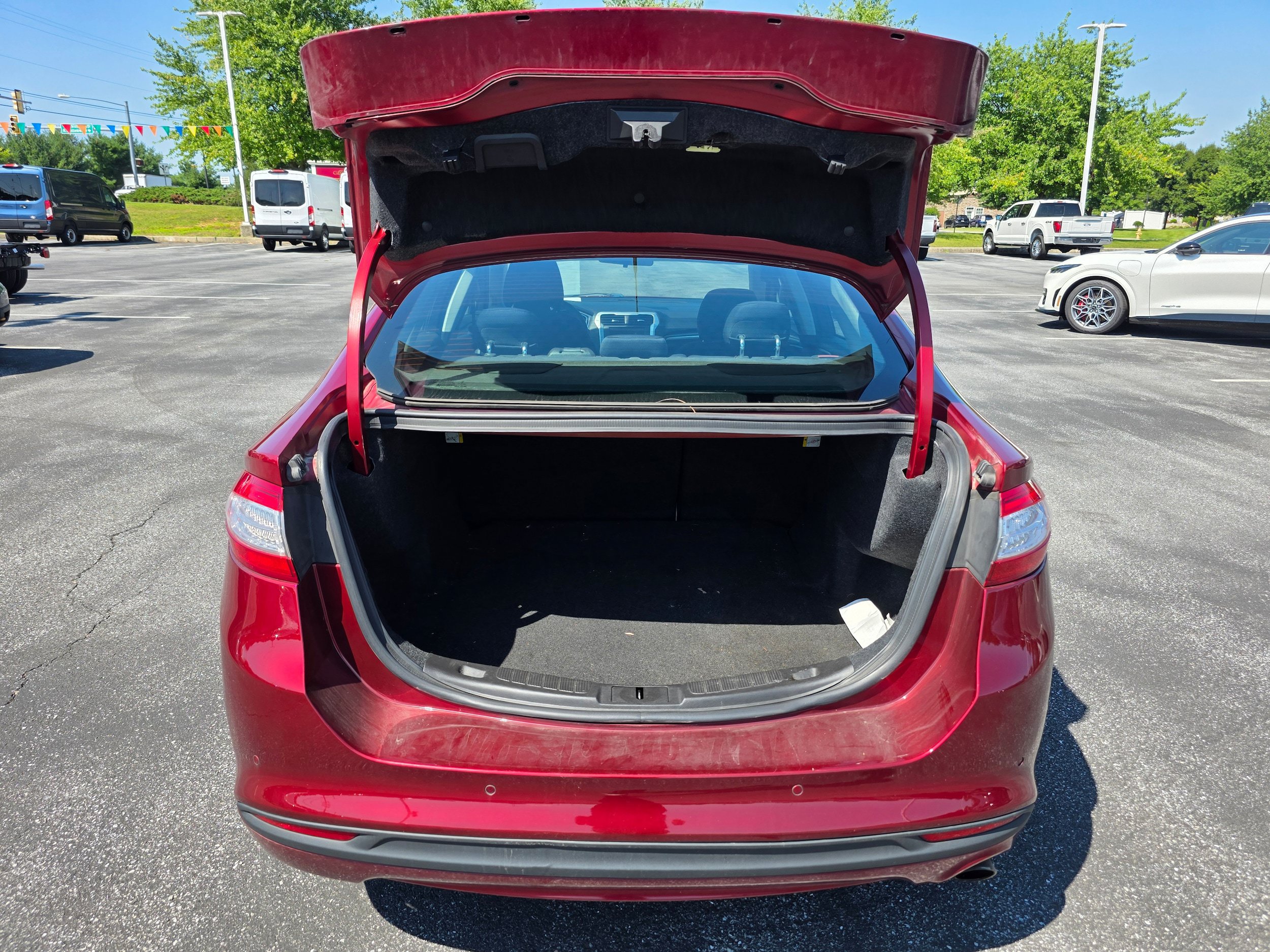 Used 2016 Ford Fusion SE FWD image 9