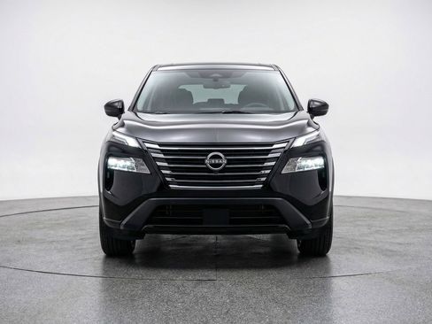 Used 2025 Nissan Rogue SV image 2