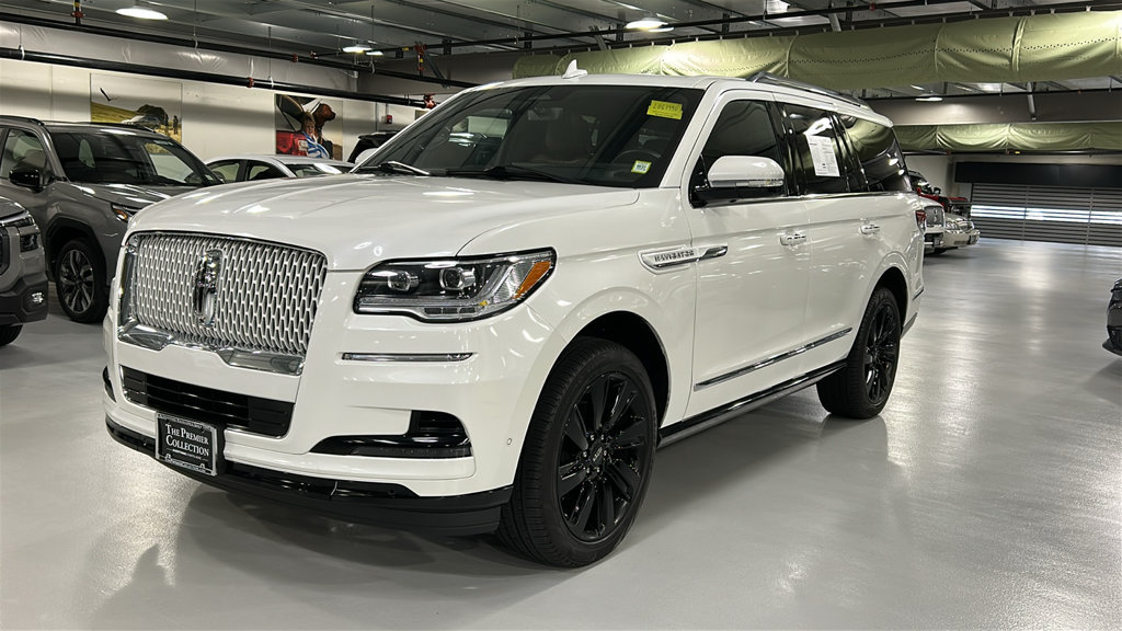 Used 2024 Lincoln Navigator Reserve AWD/4WD image 3