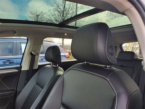 Used 2024 Volkswagen Tiguan SE image 16