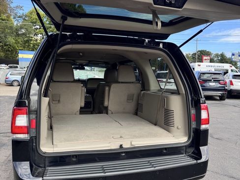 Used 2016 Lincoln Navigator Select image 9