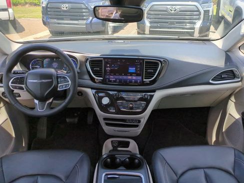 Used 2024 Chrysler Pacifica Limited FWD image 14