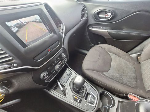 Used 2019 Jeep Cherokee Latitude w/ Popular Appearance Group image 18