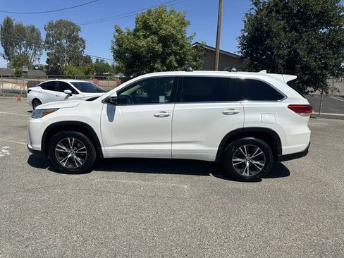 Used 2017 Toyota Highlander Plus FWD image 4