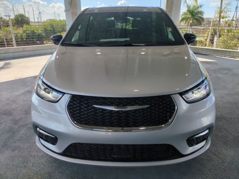 New 2026 Chrysler Pacifica Limited image 3