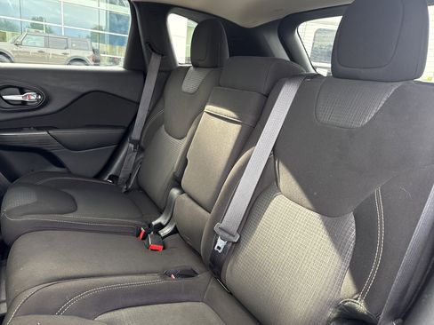 Used 2017 Jeep Cherokee Latitude AWD/4WD image 24