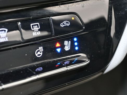 Used 2023 Chevrolet Bolt EUV Premier image 32