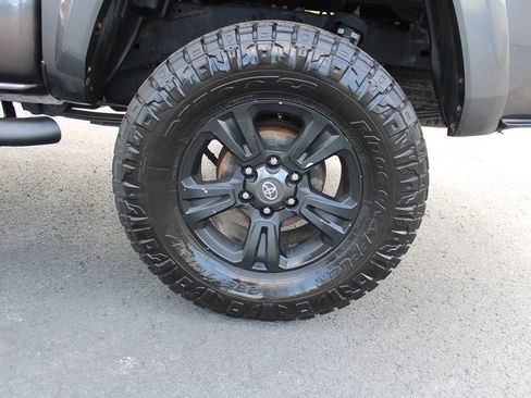 Used 2019 Toyota Tacoma TRD Sport AWD/4WD image 17
