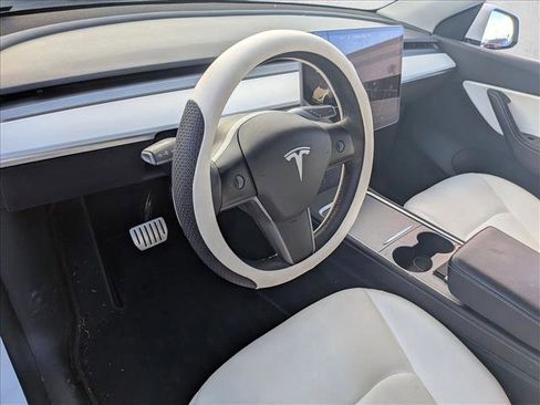 Used 2022 Tesla Model Y Performance image 9