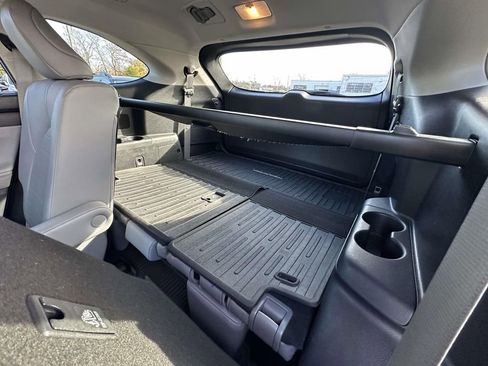 Used 2021 Toyota Highlander XLE image 19