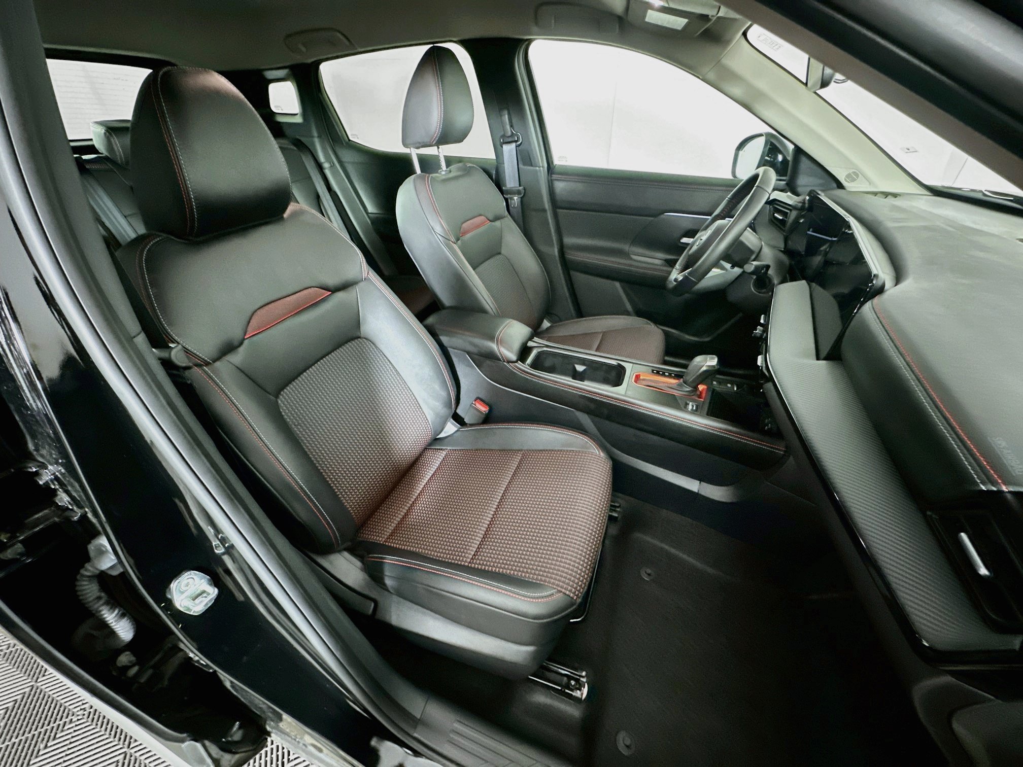 Used 2026 Nissan Kicks SR FWD image 30