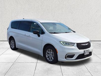 Used 2025 Chrysler Pacifica Select