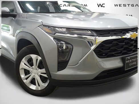 Used 2024 Chevrolet Trax LS FWD image 40