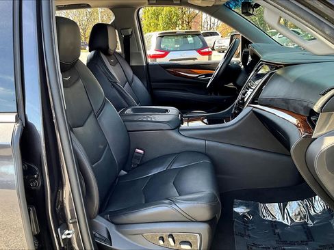 Used 2018 Cadillac Escalade Luxury image 8