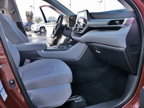 Used 2021 Toyota Highlander LE image 12