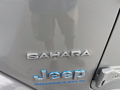 Used 2023 Jeep Wrangler Sahara w/ Cold Weather Group AWD/4WD image 7