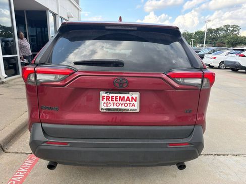 Used 2022 Toyota RAV4 LE FWD image 9