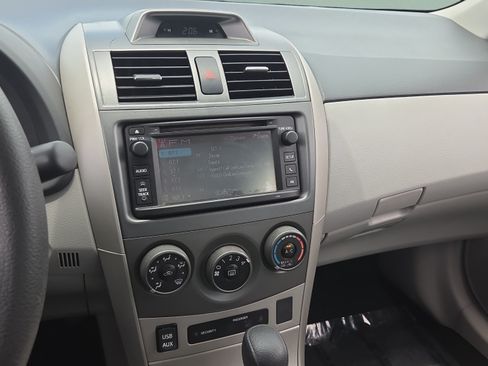 Used 2013 Toyota Corolla LE FWD image 25