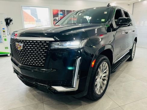 Used 2022 Cadillac Escalade Luxury w/ LPO, Illumination Package image 3