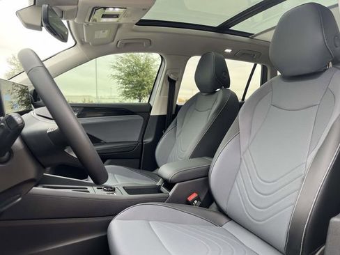 New 2026 Volkswagen Tiguan SE FWD image 11