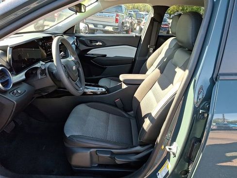 Certified 2025 Chevrolet Trax LT FWD image 14
