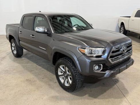 Used 2017 Toyota Tacoma Limited w/ Tow Package image 5