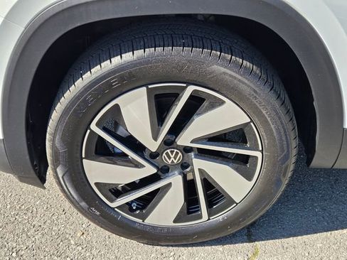 Used 2025 Volkswagen Atlas SE FWD image 19