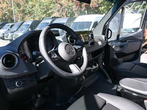 Used 2025 Mercedes-Benz Sprinter 2500 image 6