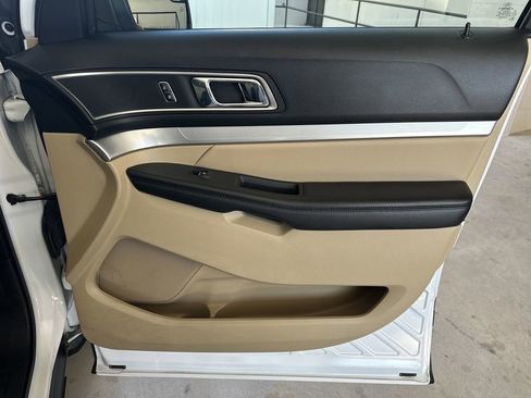 Used 2016 Ford Explorer XLT image 34