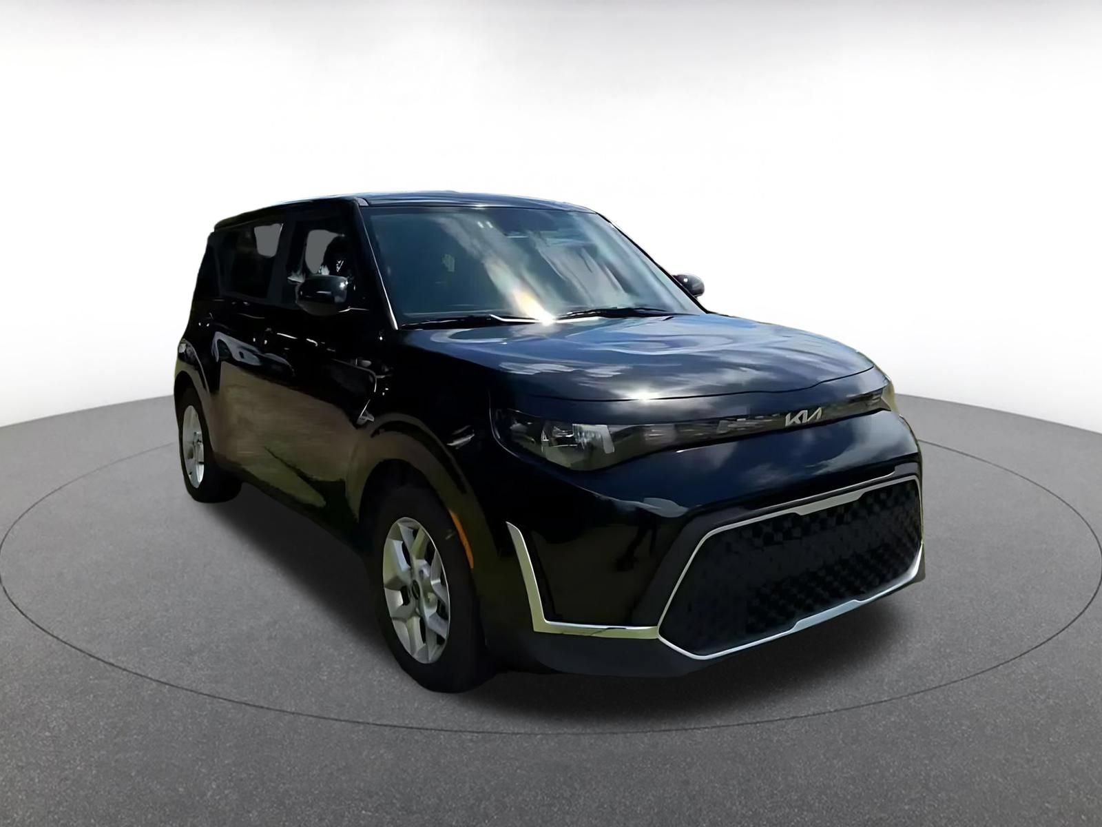 Used 2025 Kia Soul LX w/ LX Technology Package FWD image 3