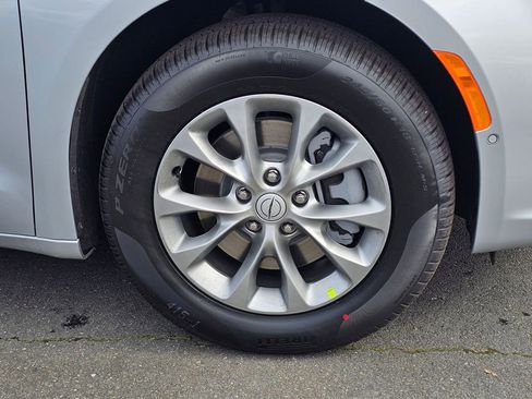 New 2026 Chrysler Pacifica Limited image 10