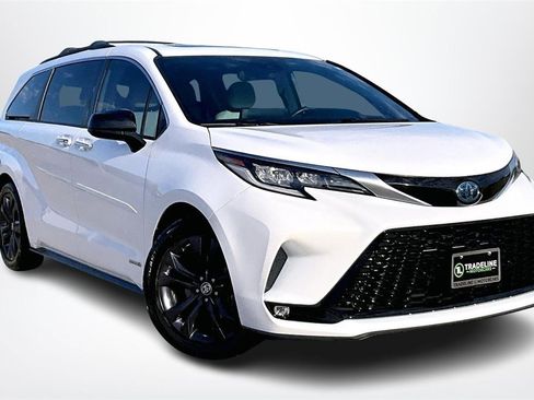 Used 2021 Toyota Sienna XSE image 3