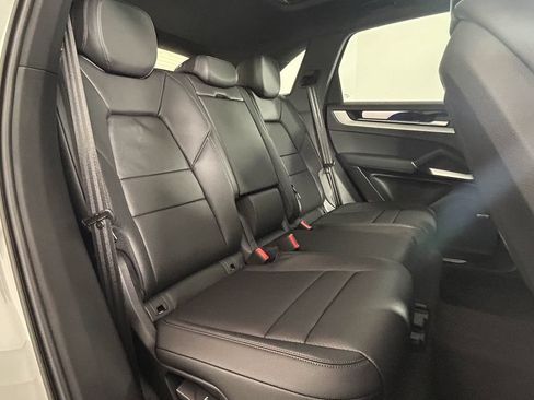 Used 2025 Porsche Cayenne AWD/4WD image 27