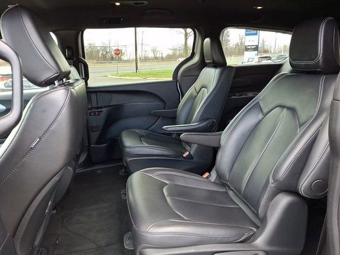 Used 2024 Chrysler Pacifica Limited FWD image 13