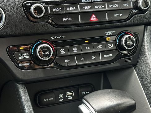 Used 2018 Kia Niro LX image 19