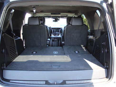 Used 2018 Cadillac Escalade Platinum AWD/4WD image 17