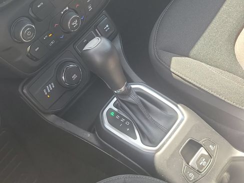 Used 2023 Jeep Renegade Latitude AWD/4WD image 32