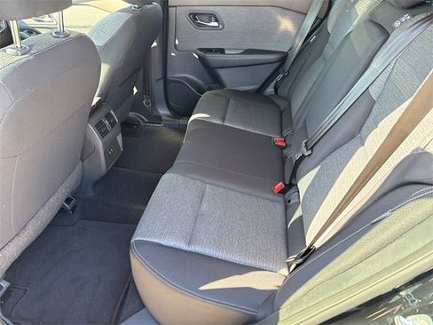 Used 2023 Nissan Rogue SV image 17