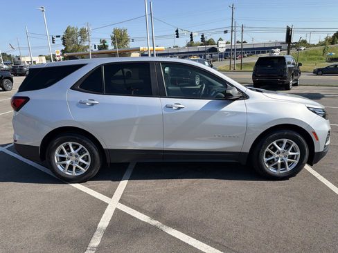 Certified 2022 Chevrolet Equinox LS w/ LS Convenience Package FWD image 8
