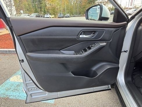 Used 2022 Nissan Rogue SV w/ SV Premium Package image 9