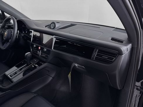 Certified 2026 Porsche Macan AWD/4WD image 30
