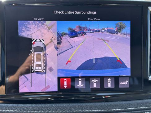 Used 2021 Chrysler Pacifica Touring-L FWD image 19