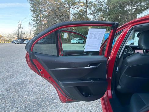 Used 2020 Toyota Camry SE w/ Convenience Package image 28