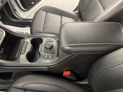 Used 2023 GMC Acadia SLT w/ Elevation Edition image 28