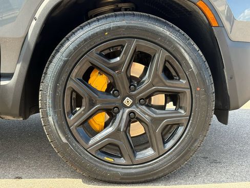 Used 2024 Rivian R1S Adventure AWD/4WD image 10