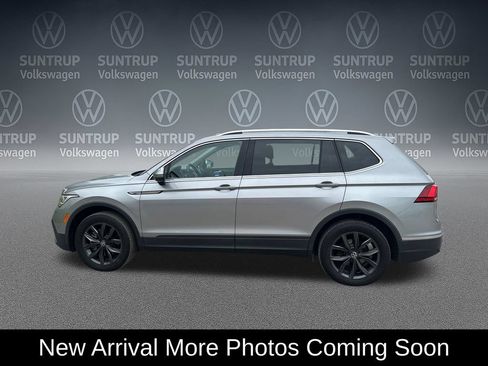 Used 2023 Volkswagen Tiguan SE w/ Panoramic Sunroof Package FWD image 3
