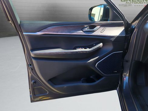 Used 2022 Jeep Grand Cherokee Limited image 16