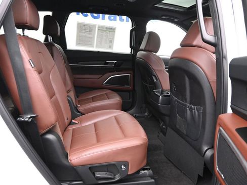 Used 2024 Kia Telluride EX w/ EX Captain's Chair Package image 7