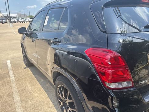 Used 2021 Chevrolet Trax LT w/ Midnight Edition image 6